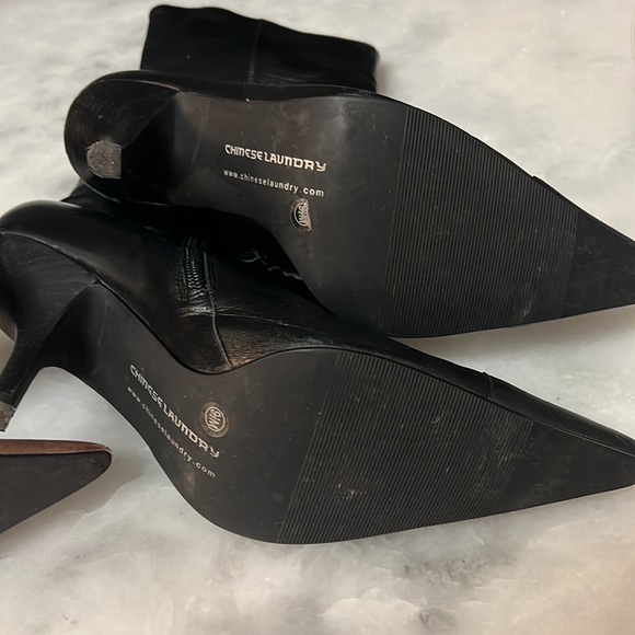 2 for 1..Pointed toe boots. Good condition. Wear shown on toes. - Picture 3 of 6